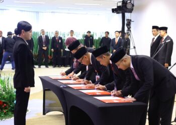 Perkuat Kinerja Organisasi, Bos OJK Lantik 5 Pejabat Baru