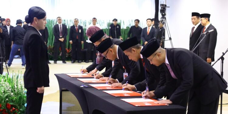 Perkuat Kinerja Organisasi, Bos OJK Lantik 5 Pejabat Baru