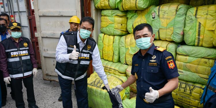 Purbaya Sita Pakaian Bekas Impor Ilegal Senilai Rp37,5 Miliar