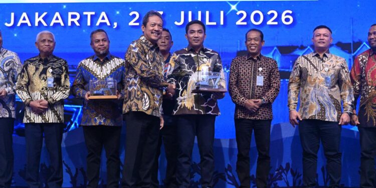 KKP Salurkan Bantuan 12 Excavator Percepat Pemulihan Tambak Pascabencana di Sumatera