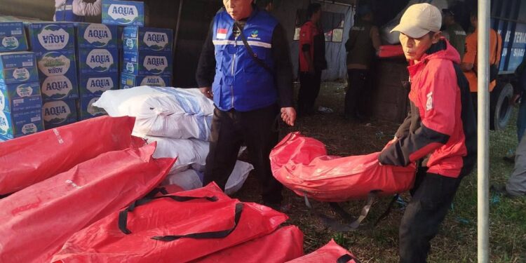 Kemensos Salurkan Bantuan untuk Korban Kebakaran Kampung Adat Sukabumi