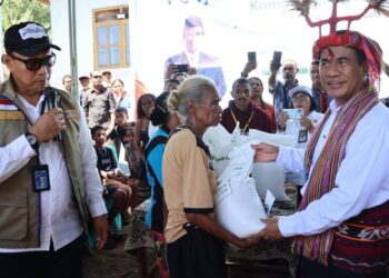 Kepala Bapanas dan Dirut Bulog Turun Langsung ke Alor Serahkan Bantuan Pangan Perdana