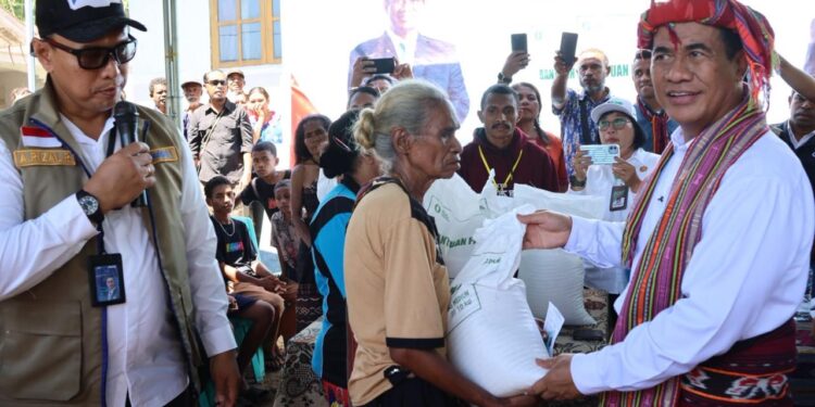 Kepala Bapanas dan Dirut Bulog Turun Langsung ke Alor Serahkan Bantuan Pangan Perdana