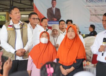 Dirut Bulog Dampingi Kepala Bapanas Serahkan Langsung Bantuan Pangan kepada Warga Di Surabaya