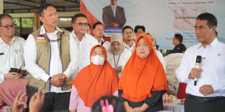 Dirut Bulog Dampingi Kepala Bapanas Serahkan Langsung Bantuan Pangan kepada Warga Di Surabaya