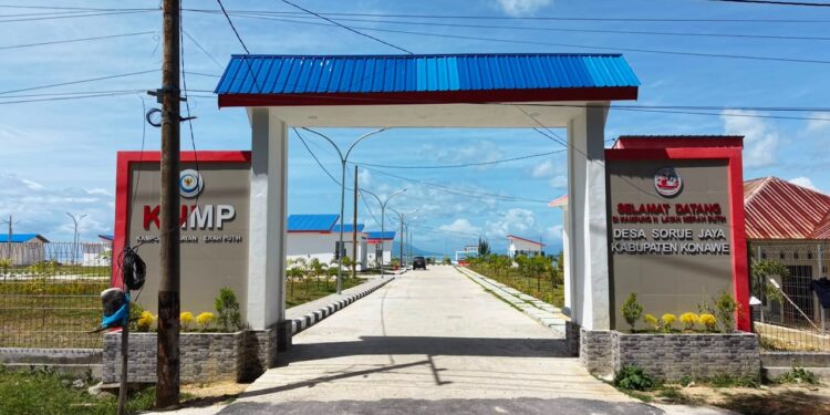 Menteri Trenggono Pimpin Upacara HUT Ke-81 RI di Kampung Nelayan Merah Putih Sorue Jaya Konawe