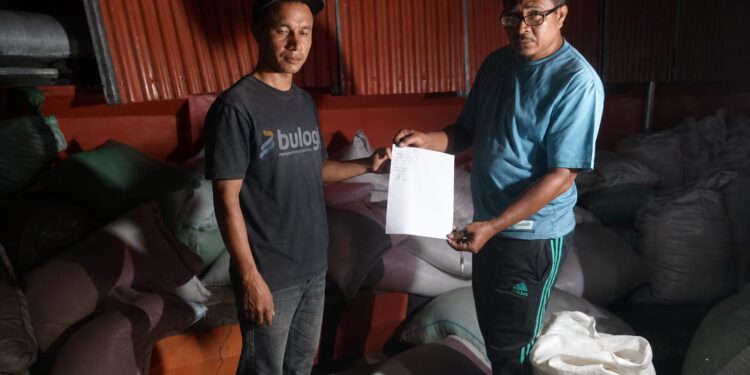 Bulog Salurkan Bantuan Beras dan Minyak Goreng KeTerdampak Gempa di NTT