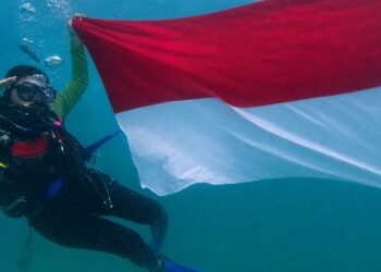 KKP Kibarkan Merah Putih di Bawah Laut Teluk Banten
