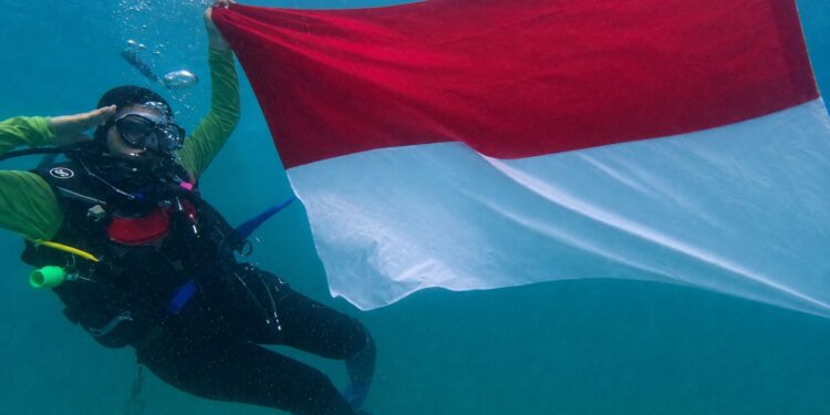 KKP Kibarkan Merah Putih di Bawah Laut Teluk Banten