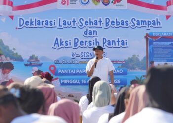 Sinergi KKP Bersihkan 3,2 Ton Sampah di Rote Ndao Peringati HUT RI