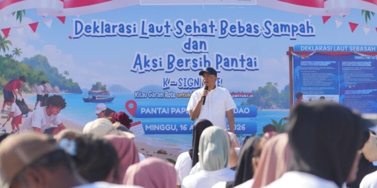 Sinergi KKP Bersihkan 3,2 Ton Sampah di Rote Ndao Peringati HUT RI