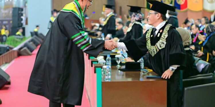 Dirut Bulog Ahmad Rizal Ramdhani Raih Gelar Doktor dari Universitas Indonesia