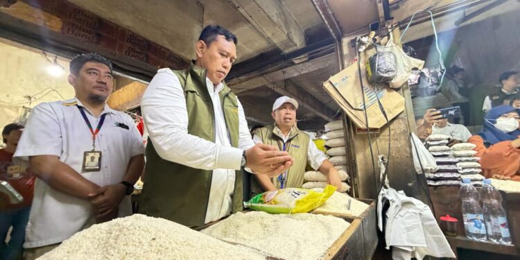 Bulog Gelontorkan Beras ke Pasar dan Ritel, Jaga Harga Sesuai HET
