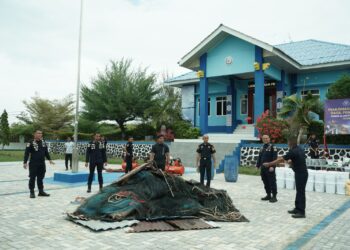 KKP Musnahkan Satu Ton Pakan, Obat Ikan dan Alat Tangkap Ilegal di Banda Aceh