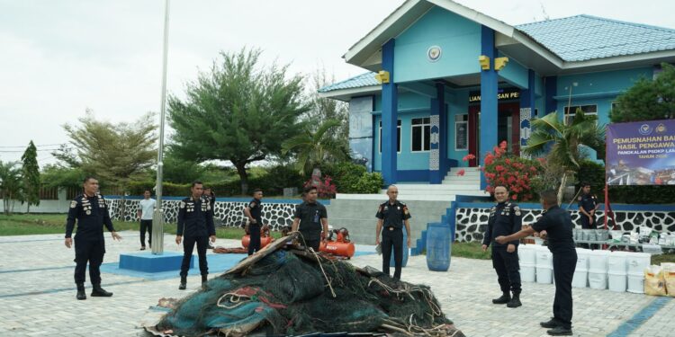 KKP Musnahkan Satu Ton Pakan, Obat Ikan dan Alat Tangkap Ilegal di Banda Aceh