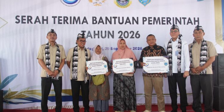 Jaga Kualitas Ikan Nelayan, KKP Bagikan Freezer hingga Coolbox di Pandeglang