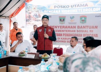 Mensos Salurkan Bantuan Senilai Rp32 Juta untuk Korban Banjir Solok