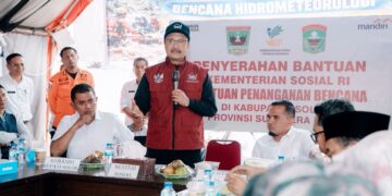 Mensos Salurkan Bantuan Senilai Rp32 Juta untuk Korban Banjir Solok