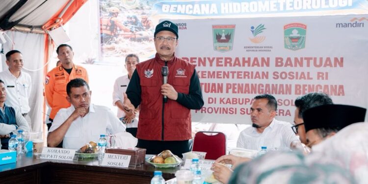 Mensos Salurkan Bantuan Senilai Rp32 Juta untuk Korban Banjir Solok